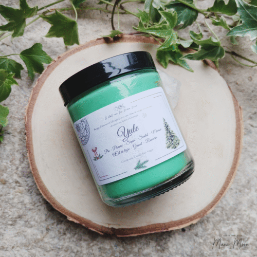 Bougie Yule artisanale 200g avec pierres grenat et œil de tigre