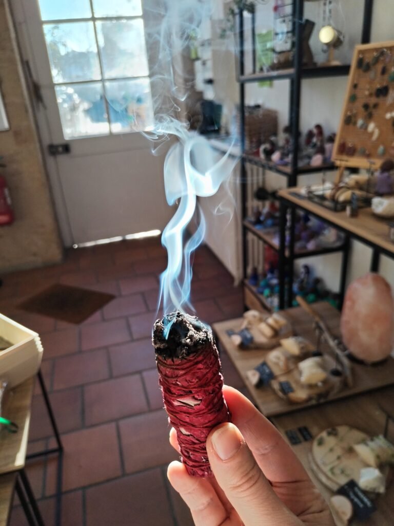 Fumigation de sauge sang de dragon dans un intérieur, fumée de purification