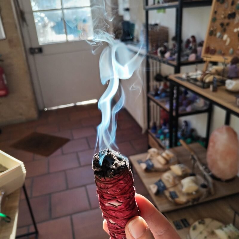 Fumigation de sauge sang de dragon dans un intérieur, fumée de purification