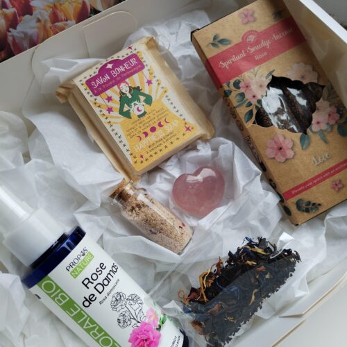 Mana Box Floraison & Expansion contenant un quartz rose, un hydrolat de rose, un encens à la rose, un savon artisanal, une poudre de floraison, un thé floral et un livret de rituels.