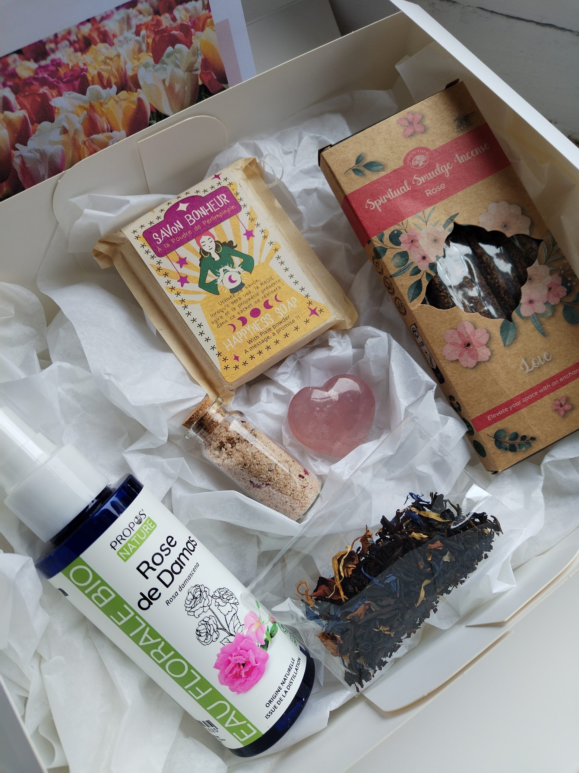 Mana Box Floraison & Expansion contenant un quartz rose, un hydrolat de rose, un encens à la rose, un savon artisanal, une poudre de floraison, un thé floral et un livret de rituels.