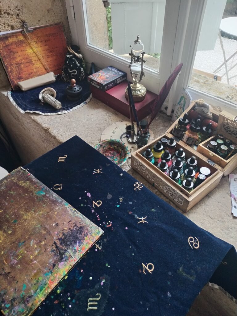 Gouttes d'encre sur papier, pratique divinatoire de l'encromancie