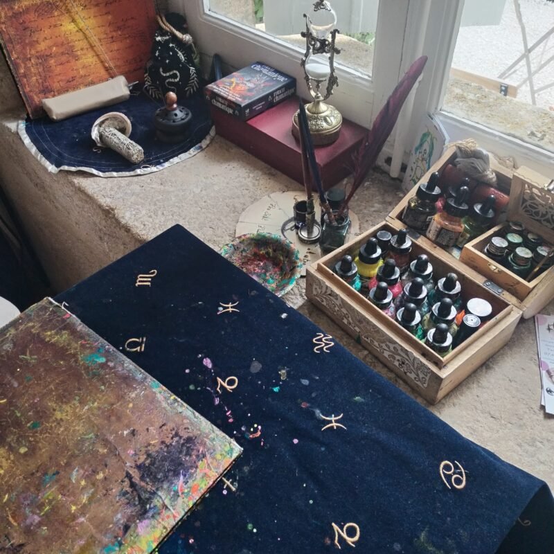 Gouttes d'encre sur papier, pratique divinatoire de l'encromancie