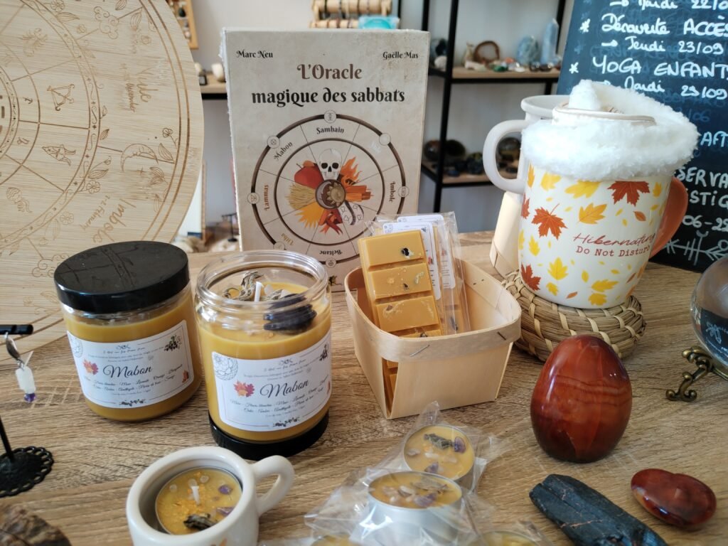 Décorations d'automne, bougies et pierres pour célébrer Mabon