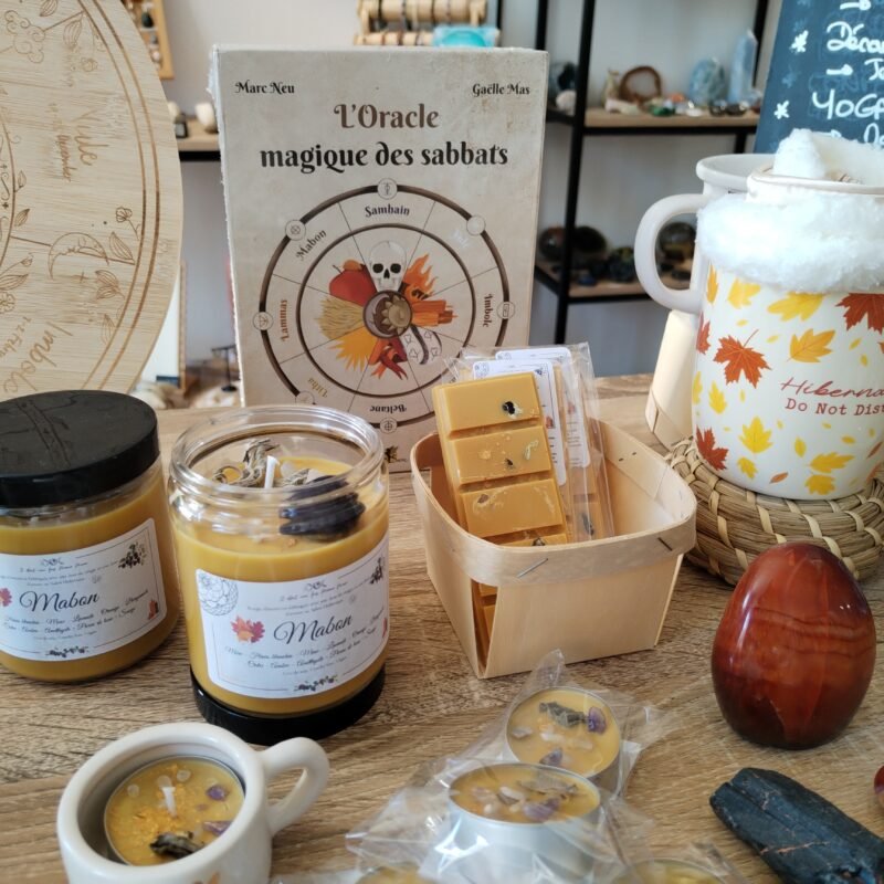 Décorations d'automne, bougies et pierres pour célébrer Mabon