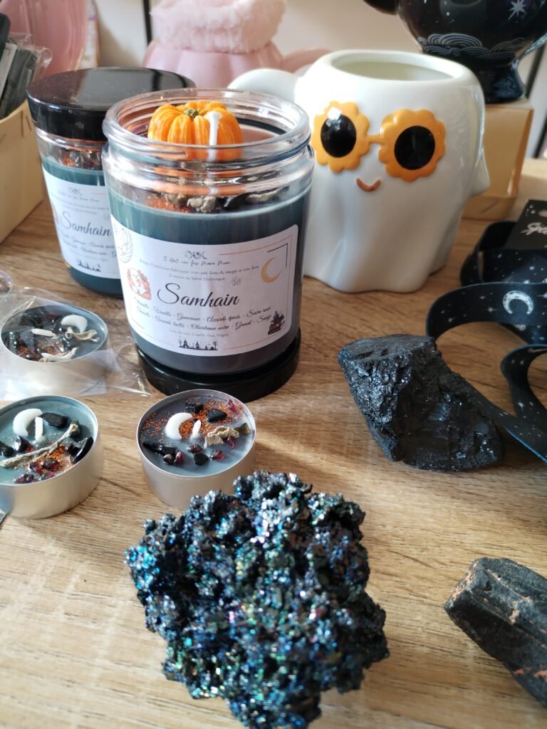 Table spéciale Samhain en boutique Mana Moon avec bougies, pierres et objets de saison