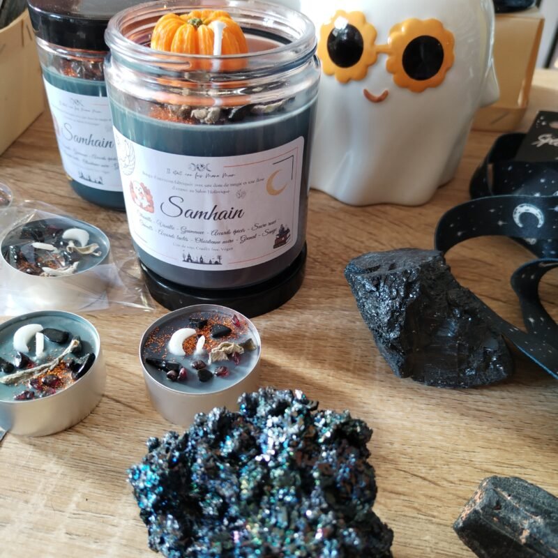 Table spéciale Samhain en boutique Mana Moon avec bougies, pierres et objets de saison