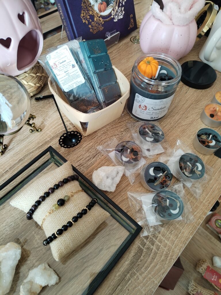 Collection Samhain 2026 Mana Moon : bougie d'intention en cire de soja, bracelet en grenat et boucles d'oreilles en onyx noir