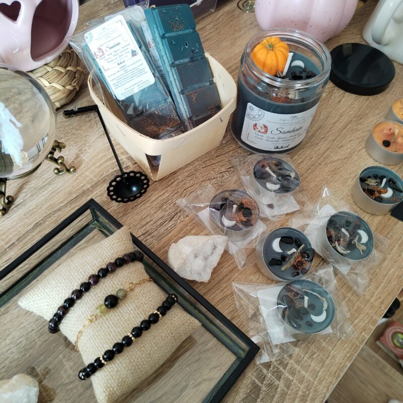 Collection Samhain 2026 Mana Moon : bougie d'intention en cire de soja, bracelet en grenat et boucles d'oreilles en onyx noir