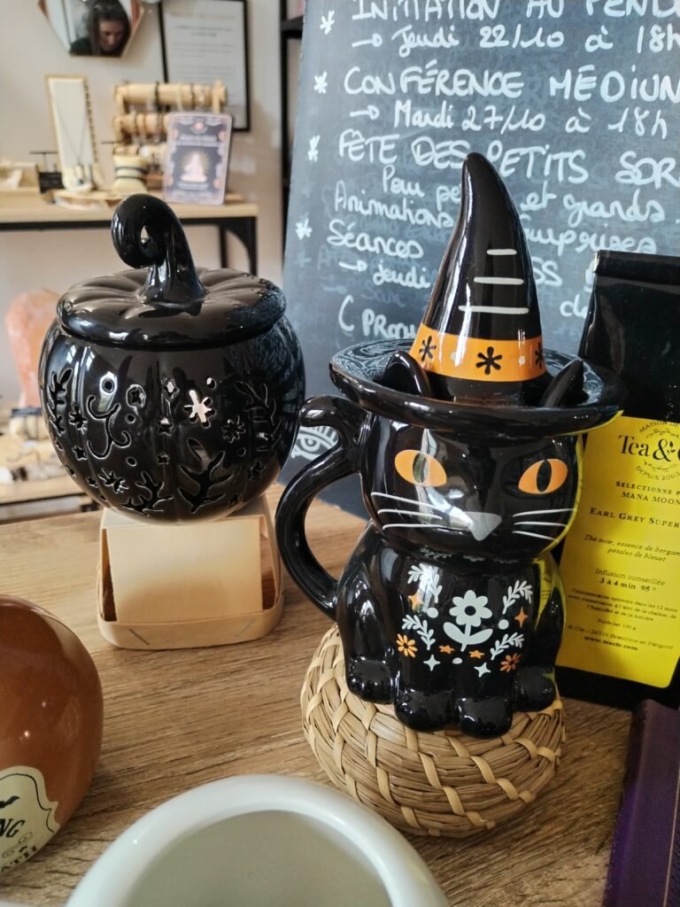 Nouveautés Halloween 2026 à la boutique Mana Moon : brûle-parfum chaudron, bougeoir potion de sorcière et livre Samhain.