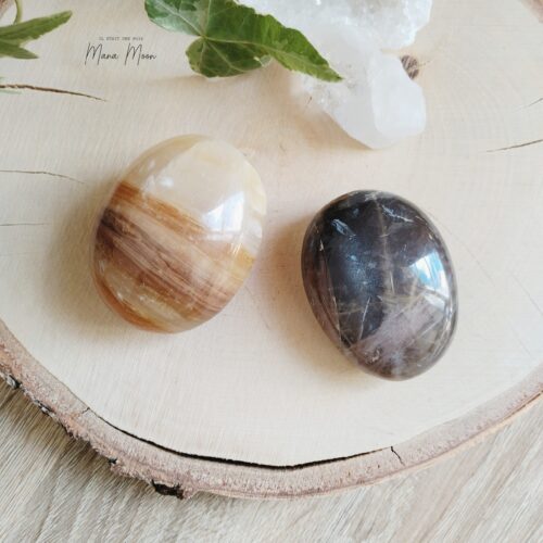 Galets de pierre de lune noire et orangée, pierres naturelles liées aux cycles féminins et à l’intuition