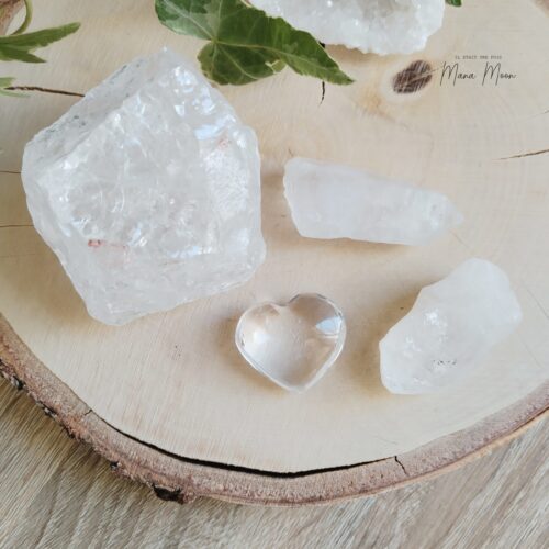 ristal de Roche brut, pointes et cœur, pierre translucide utilisée pour la clarté mentale, l’équilibre énergétique et la méditation