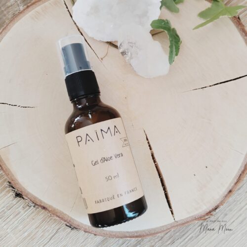 Flacon de gel d’Aloe Vera avec texture transparente, posé à côté d’une feuille d’aloès