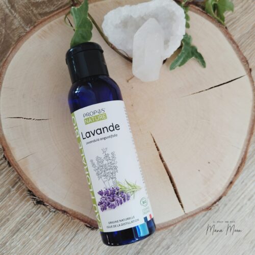 Flacon d’hydrolat de lavande bio posé sur un tissu blanc, entouré de brins de lavande séchée