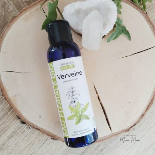 Flacon d’hydrolat de verveine bio entouré de feuilles fraîches de verveine