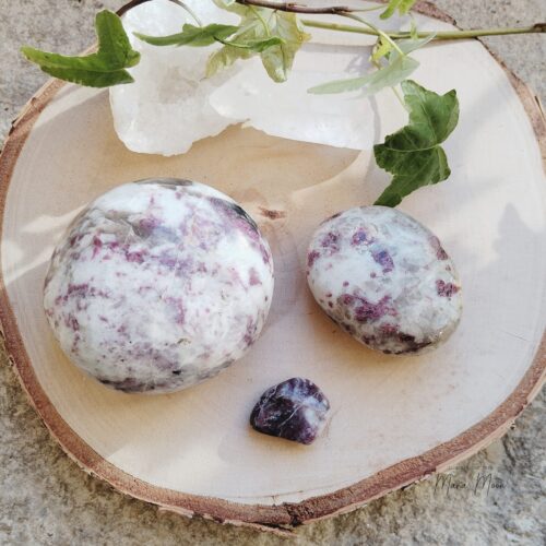 Rubellite brute et galets polis – pierre de compassion, amour de soi et guérison émotionnelle.