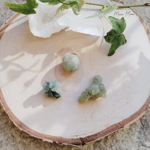 Pierre brute de Préhnite vert pâle, symbole de clarté mentale, estime de soi, et connexion à la nature.