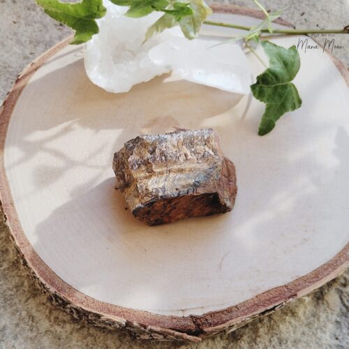 Pierre brute d’œil de tigre aux reflets dorés, symbole de protection et de force