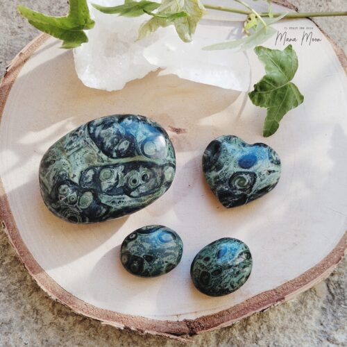 Photo d’un galet vert et noir de Jaspe Kambaba, pierre d’ancrage et force intérieure