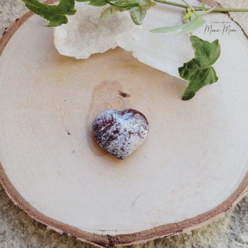 Petit cœur en Jaspe Rouge — pierre d’ancrage, vitalité et courage.