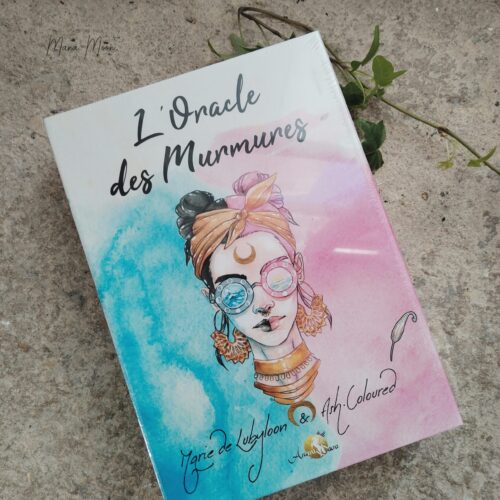 Coffret oracle de Marie de Lubyloon et Ash Coloured comprenant 50 cartes divinatoires, un livre explicatif en couleurs de 140 pages et une boîte cloche pour la guidance spirituelle.