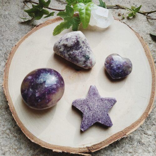 Photo de lépidolite violette brute et polie, pierre apaisante pour le stress et les émotions