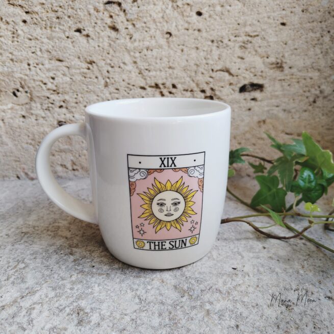 Tasse tarot vintage "The Sun" avec motif mystique et céleste, idéale pour savourer vos boissons tout en profitant d'une énergie solaire et positive.