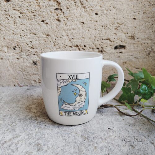 Tasse tarot vintage "The Moon" avec motif lunaire et céleste, idéale pour savourer boissons chaudes en douceur tout en stimulant votre intuition.