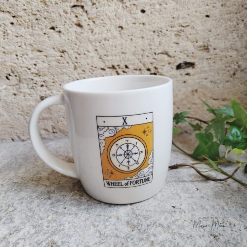 Tasse tarot vintage "Wheel of Fortune" avec motif mystique et céleste, idéale pour accompagner vos rituels, méditations ou pauses inspirantes.