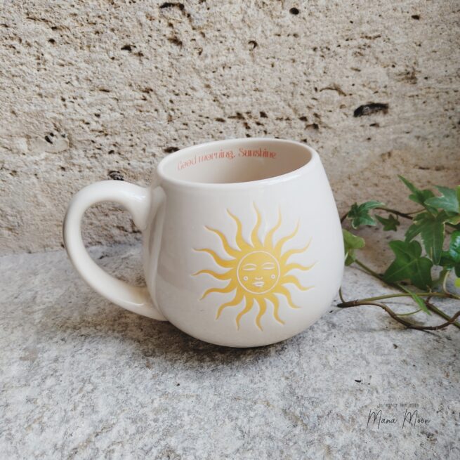 Tasse ronde Bonjour, Soleil, motif bohème jaune et message positif, parfaite pour commencer la journée avec énergie, chaleur et douceur.