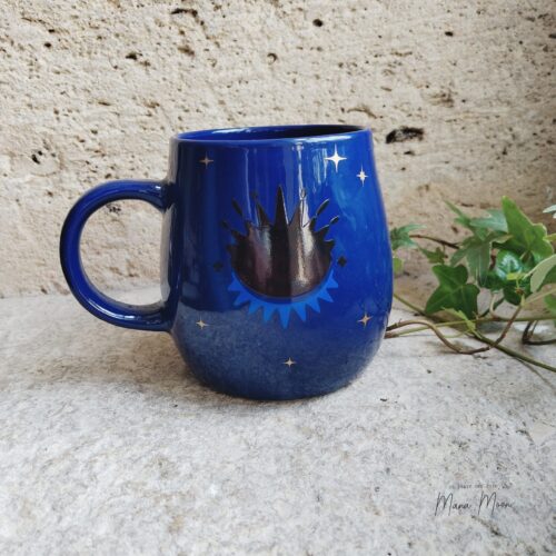 Tasse à changement de couleur Œil Qui Voit Tout, avec design mystique qui s'ouvre à la chaleur, symbole de protection spirituelle et d'éveil intérieur.