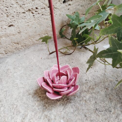 Porte-encens en céramique en forme de nénuphar rose, conçu pour accueillir des bâtons d'encens, ajoutant une touche florale, zen et apaisante à tout espace.