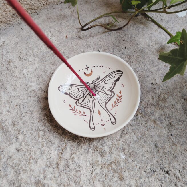 Porte-encens Luna Moth Light en céramique, design léger avec papillon de lune, parfait pour brûler bâtons et cônes d’encens, ambiance poétique et lumineuse.