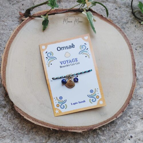 Bracelet gri-gri Voyage avec coquillage, perle lapis-lazuli et œil Nazar. Bijou porte-bonheur pour voyageurs spirituels et explorateurs.