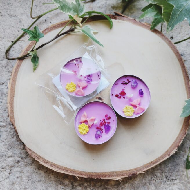 Chauffe-plats parfumés "Maman", bougies artisanales en cire de soja, parfum fruité et ambré avec bergamote, cassis, framboise, ambre, décorés d’améthyste et de pétales de rose séchées.
