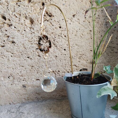 Attrape-soleil "Flora" à planter en cristal facetté diffusant des prismes lumineux dans des plantes d'intérieur