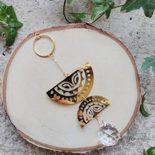 Attrape-soleil Totem suspendu à une fenêtre, cristal projetant des reflets arc-en-ciel