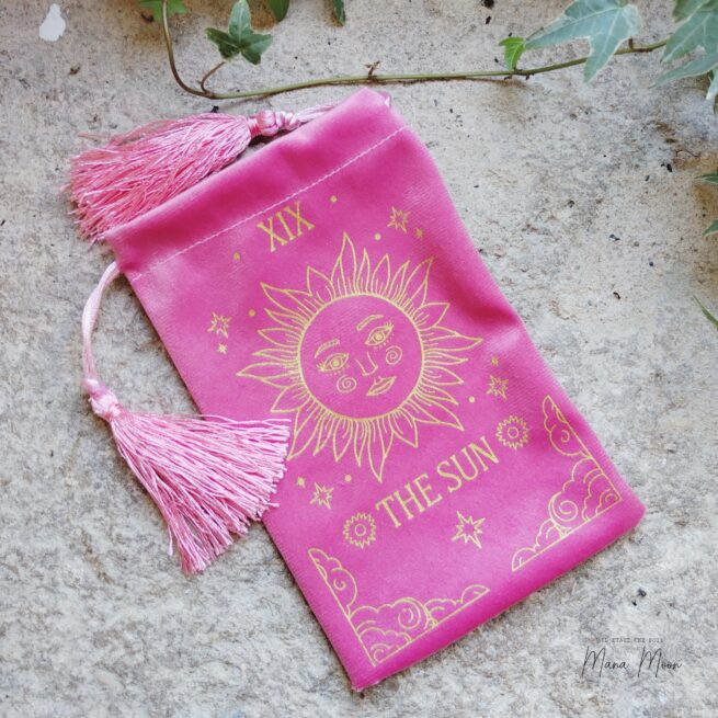 Sac en velours Tarot The Sun rose, élégant et mystique, idéal pour ranger jeux de tarot, cristaux ou petits accessoires spirituels avec style.