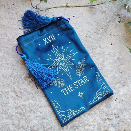 Sac en velours Tarot The Star bleu céleste, orné d’un motif mystique, parfait pour protéger vos jeux de tarot, cristaux et accessoires spirituels.