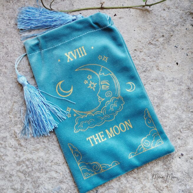 Sac en velours Tarot The Moon couleur sarcelle, élégant et mystique, parfait pour ranger jeux de tarot, cristaux et accessoires spirituels nocturnes.