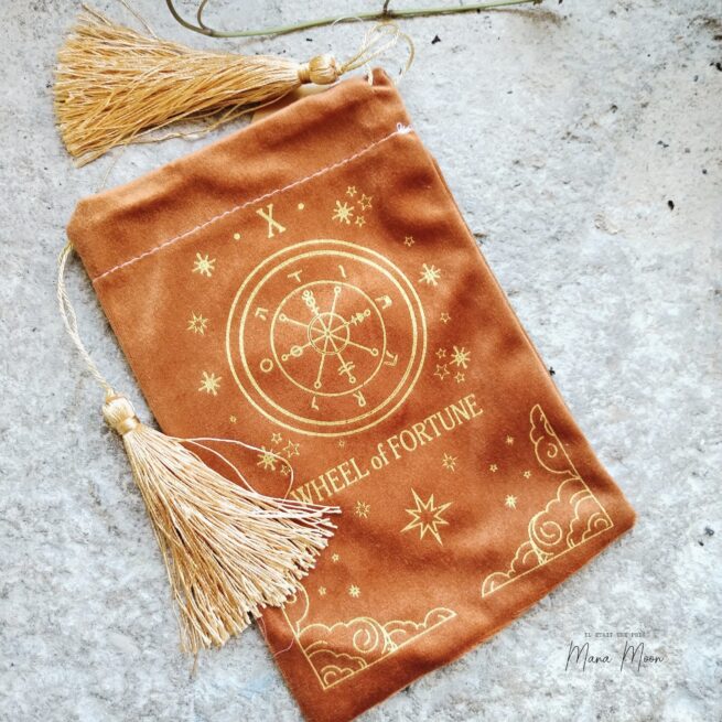 Sac en velours Tarot Wheel of Fortune beige, motif spirituel, idéal pour cartes, cristaux, et rituels de divination et manifestation.