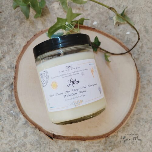 Bougie d’intention parfumée Litha 200g avec œil de tigre et romarin, parfum abricot, pêche, romarin et musc – création artisanale pour rituel d’été.