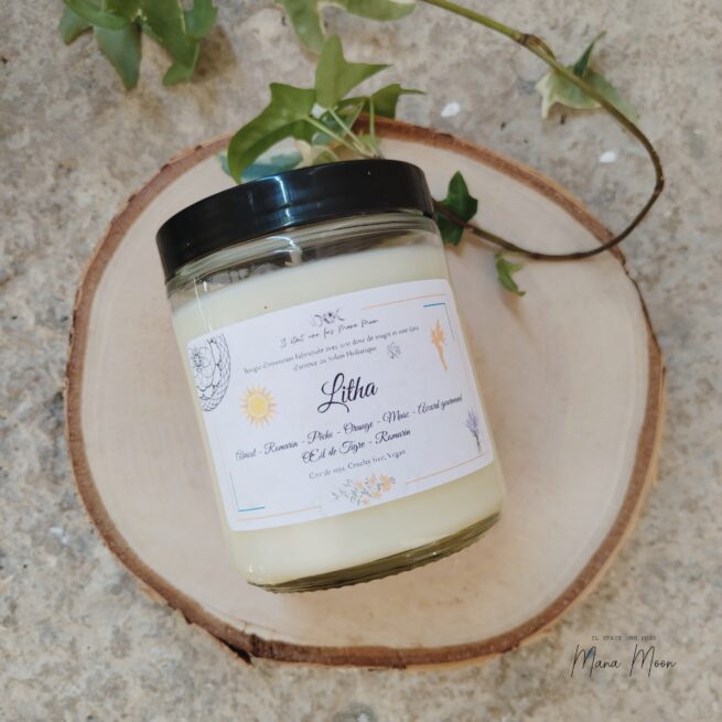 Bougie d’intention parfumée Litha 200g avec œil de tigre et romarin, parfum abricot, pêche, romarin et musc – création artisanale pour rituel d’été.