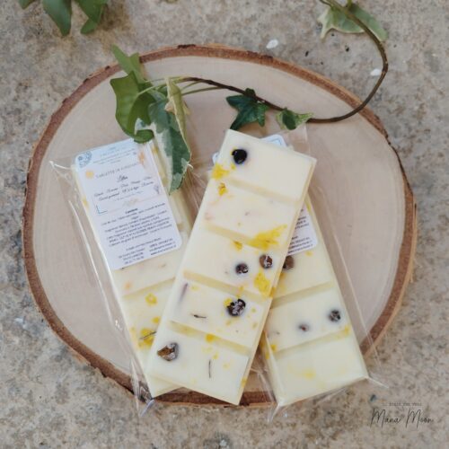 Tablette de fondant parfumé "Litha" à la cire de soja, parfum abricot, pêche, romarin, musc – avec Œil de Tigre et romarin séché, fabrication artisanale