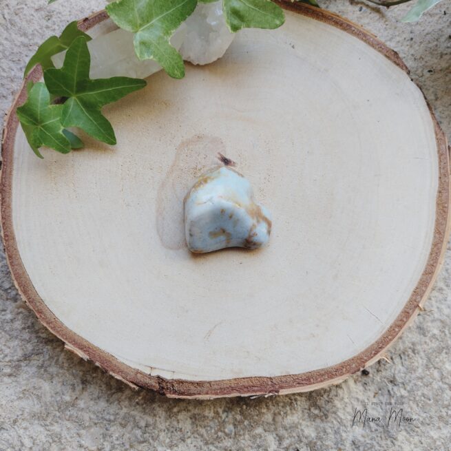 Calcédoine bleue roulée – pierre apaisante pour la communication, chakra de la gorge, calme émotionnel et expression douce en lithothérapie.
