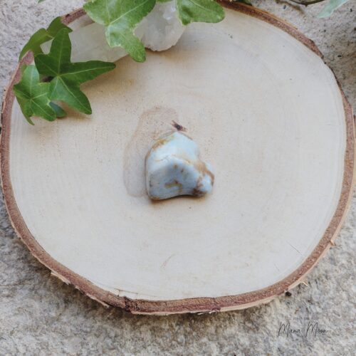 Calcédoine bleue roulée – pierre apaisante pour la communication, chakra de la gorge, calme émotionnel et expression douce en lithothérapie.