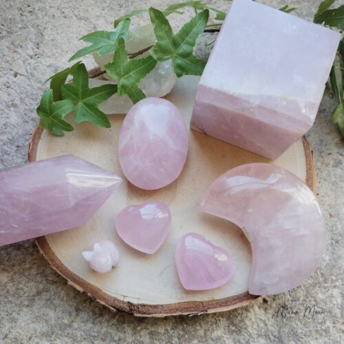 Quartz rose brut, cube et formes sculptées – pierre de tendresse, réconfort et guérison affective.