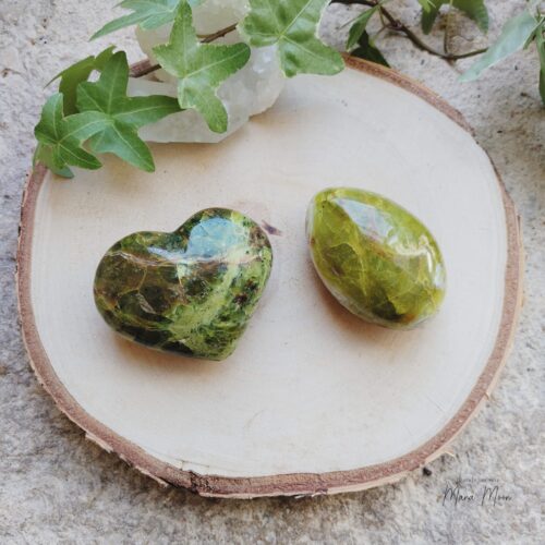 Galet et cœur en opale verte, pierre naturelle de purification émotionnelle et de renouveau