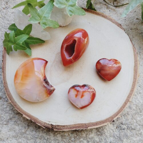 Cornaline en forme de cœur, œuf et lune, orange profond, symbole de vitalité, féminité et stabilité