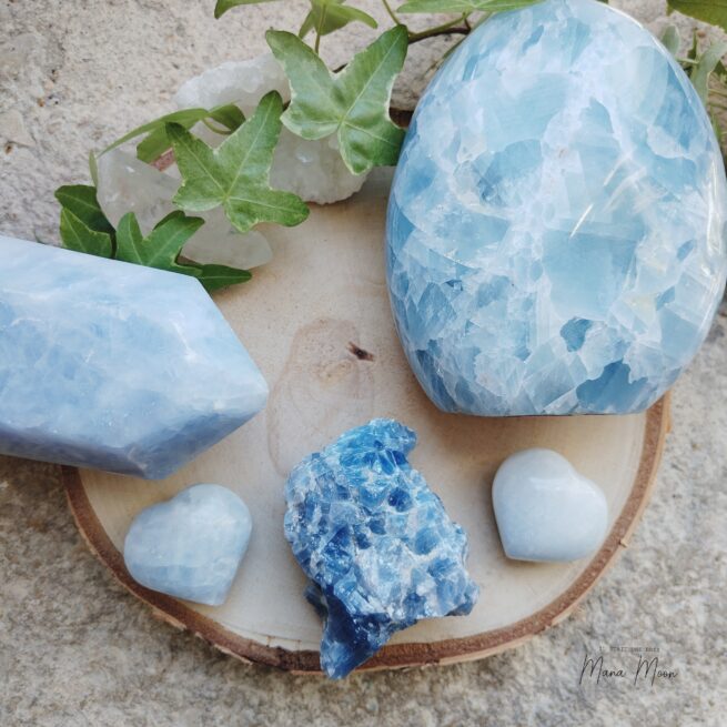 Calcite bleue naturelle en pointe, symbole de sérénité, communication et bienfaits pour le sommeil
